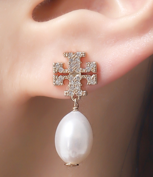 TORY BURCH]KIRA PAVE PEARL DROP EARRING (60525-137) | 오케이몰