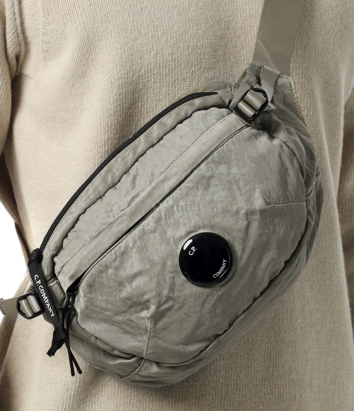 CP COMPANY]Nylon B Crossbody Pack (19CMAC734A 005269G 356) 오케이몰