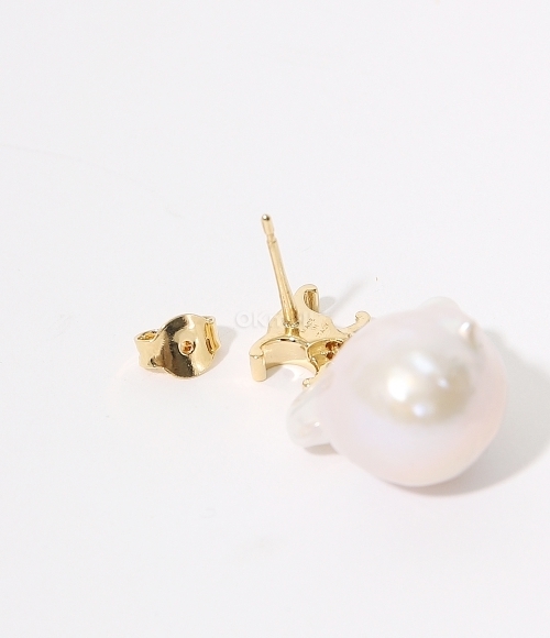 CELINE｜ (BAROQUE MAILLON TRIOMPHE EARRINGS (46W356BPA 0 Céline Baroque Maillon Triomphe earrings in cultured pearl