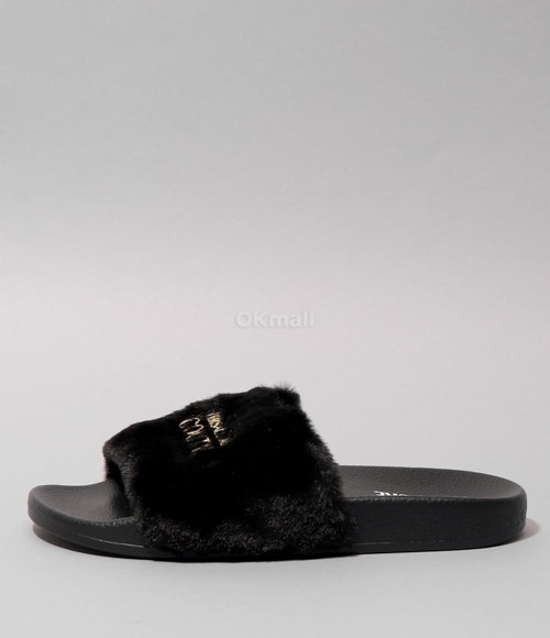 VERSACE｜SLIPPERS (LOGO FUR SLIDES (77VA3SQ4 ZS359 899)) Shelly Faux-Fur Sliders Black,Print | VERSACE CA