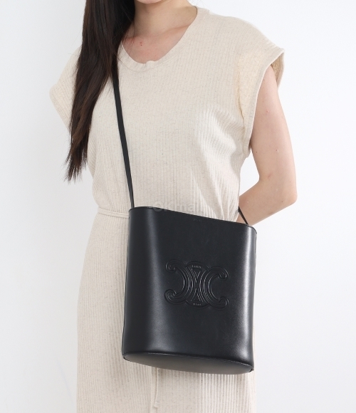 CELINE｜ (TRIOMPHE SMALL BUCKET BAG (118293GCX 38SI)) SMALL BUCKET CUIR TRIOMPHE IN Smooth Calfskin - TAN | CELINE