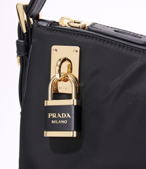PRADA]자물쇠가 있는 프라다 에메 라지 리나일론 및 가죽 숄더백