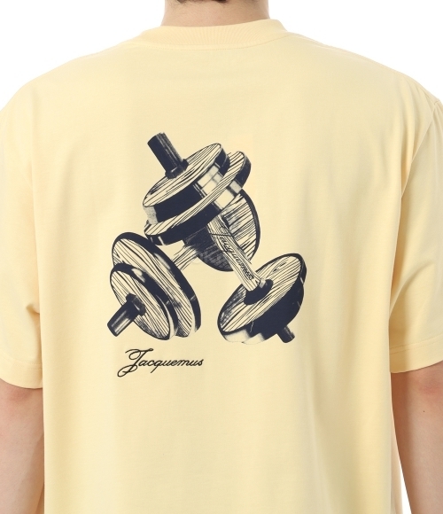 JACQUEMUS｜ (Le Tshirt Halters (255JS322 2466 1JG)) The Haltères t-shirt by JACQUEMUS | Official website