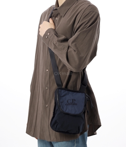 CP COMPANY｜ (Plain Paper Touch Shoulder Bag (18CMAC049A Plain Paper Touch Shoulder Bag